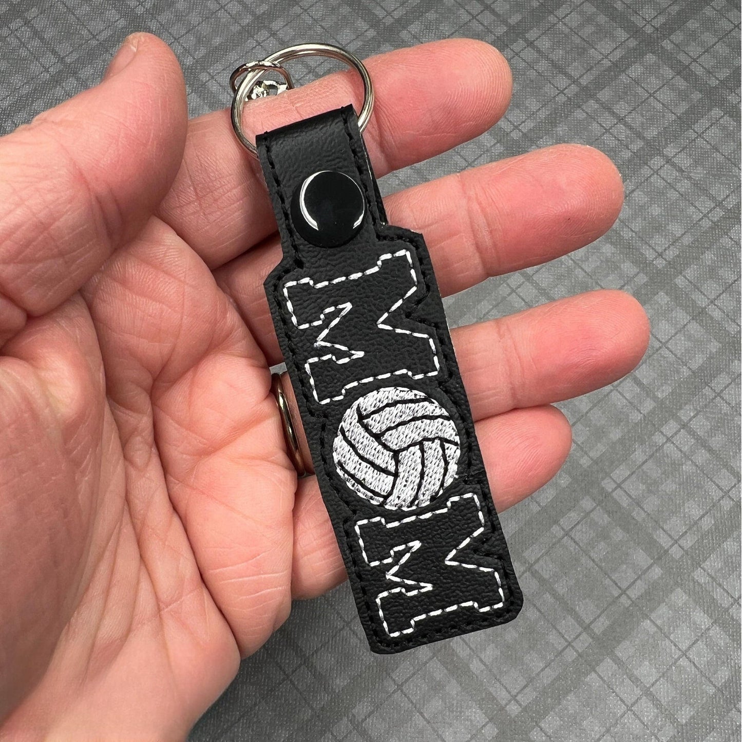 バレーボールママの刺繍キーホルダー - ママへの手作りチームスピリットバッグチャームギフト