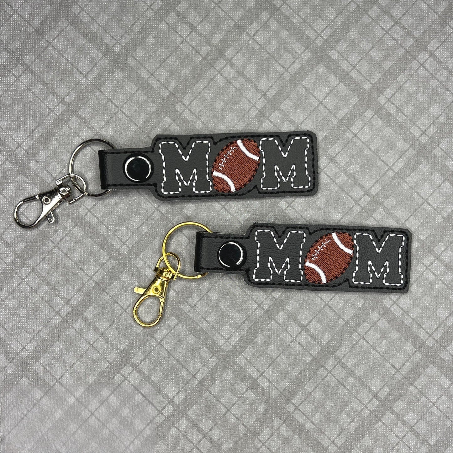 手作りのフットボールママの刺繍キーホルダー - ママへのチームスピリットアクセサリーギフト
