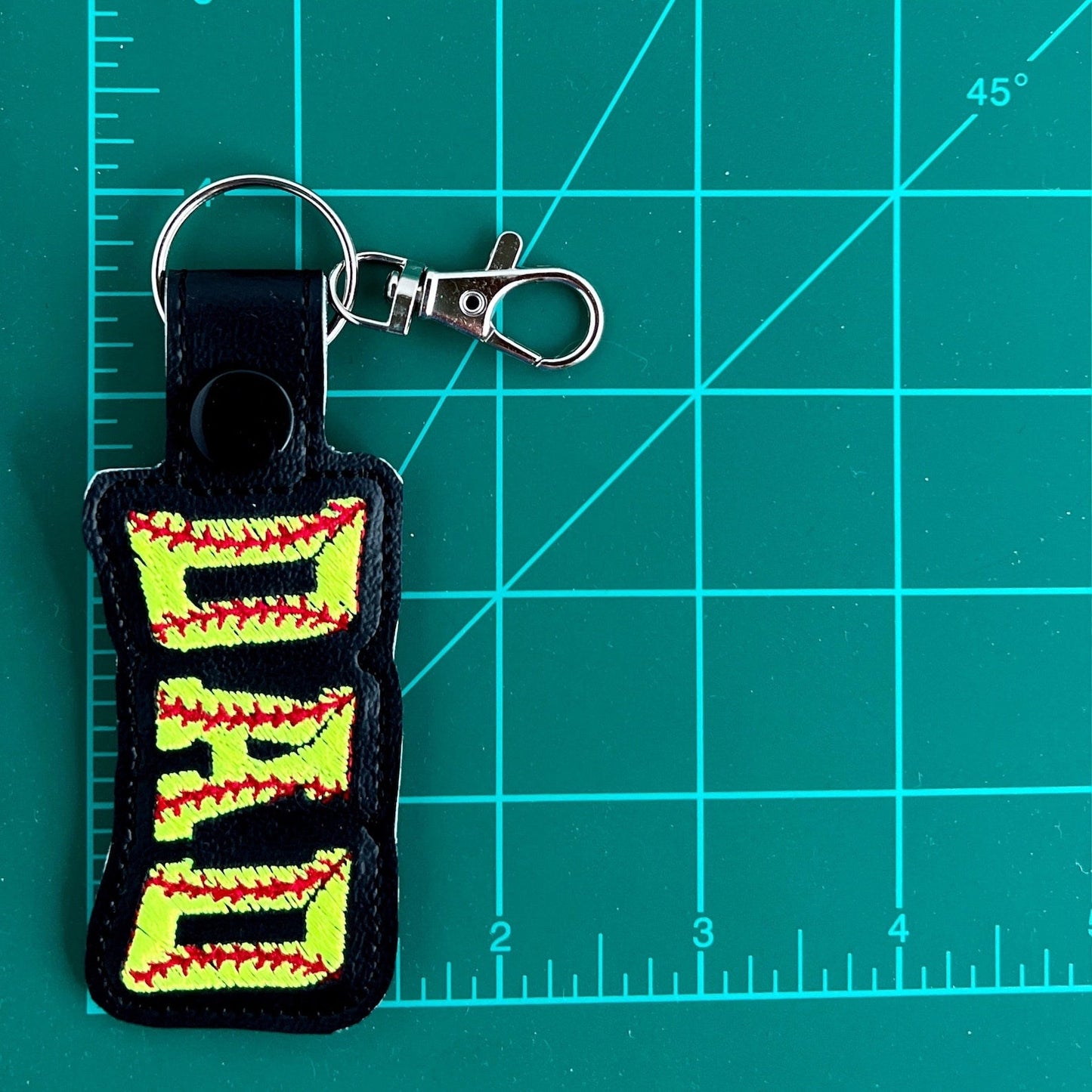 ソフトボールのお父さんの刺繍入りキーホルダー - お父さんへの手作りチームスピリットバッグチャームギフト