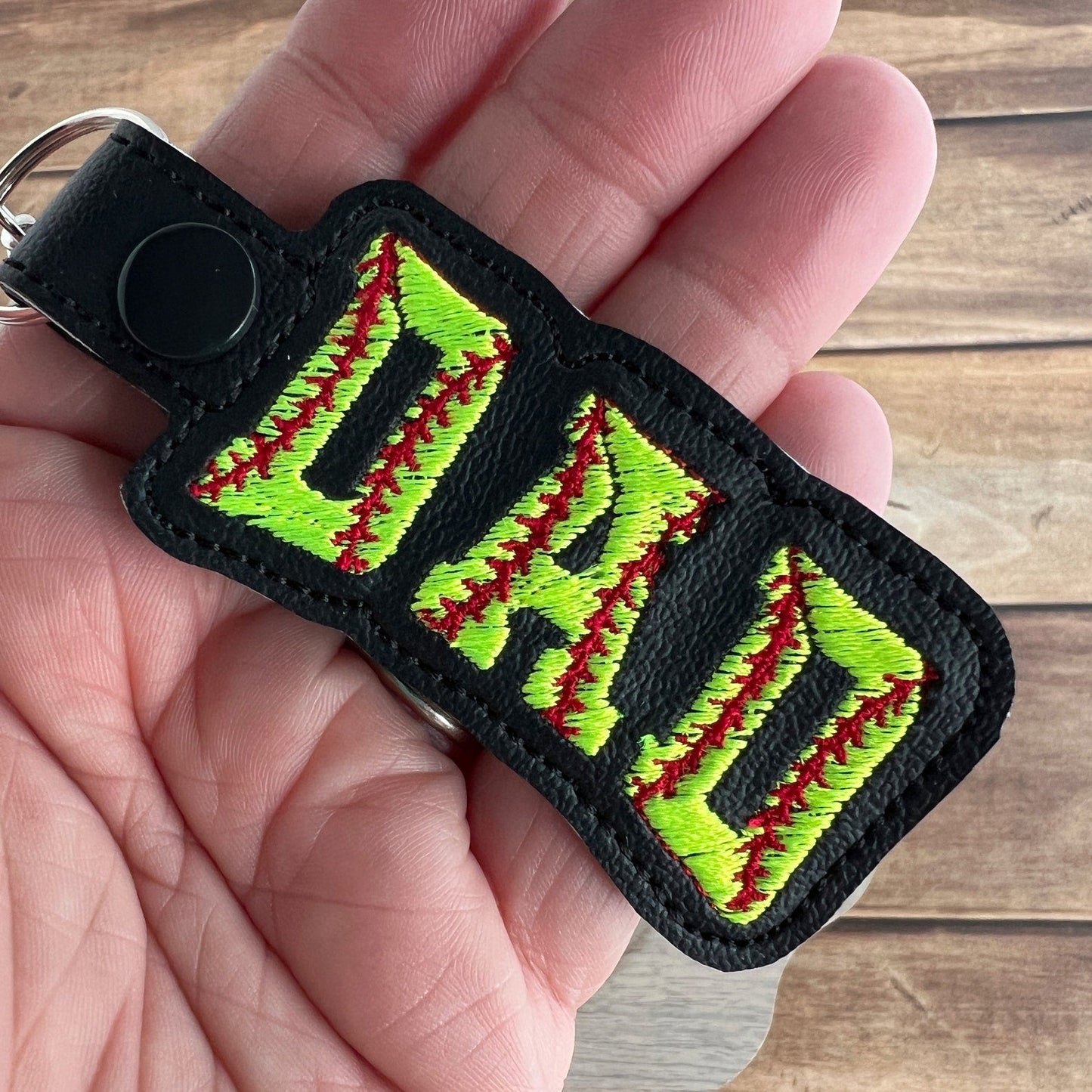 ソフトボールのお父さんの刺繍入りキーホルダー - お父さんへの手作りチームスピリットバッグチャームギフト