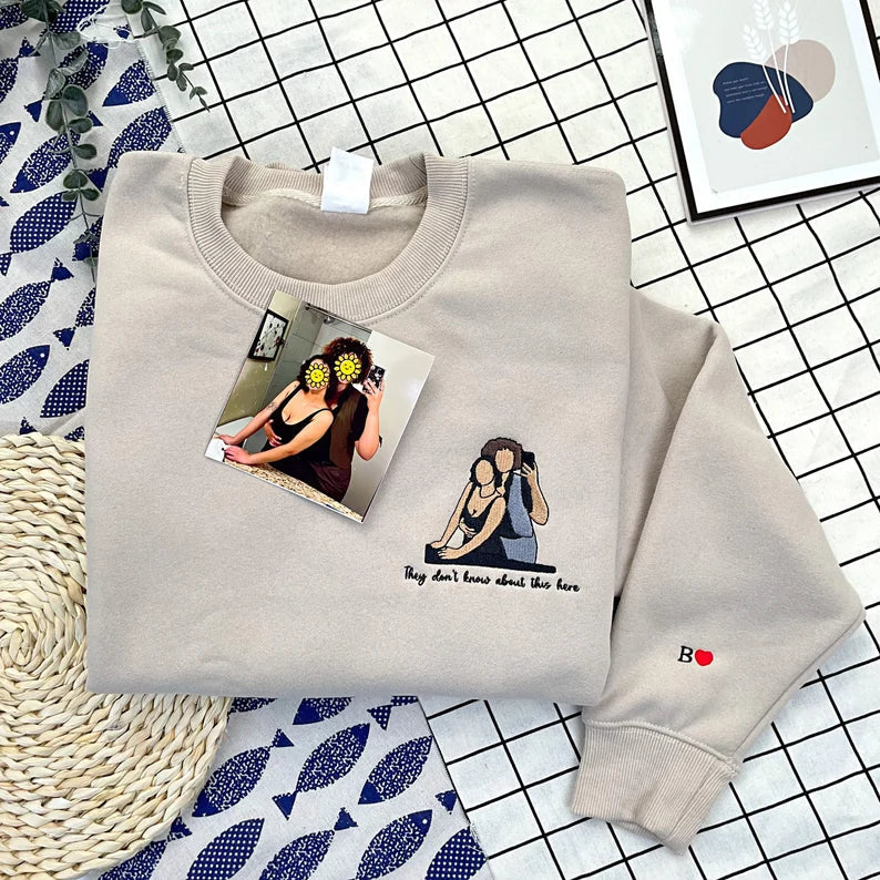 カスタム刺繍スウェットシャツ、カスタム刺繍パーカー、カスタム写真ポートレート、カスタム刺繍シャツ、家族の顔なしポートレートギフトカップル