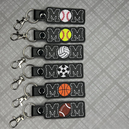 手作りのフットボールママの刺繍キーホルダー - ママへのチームスピリットアクセサリーギフト