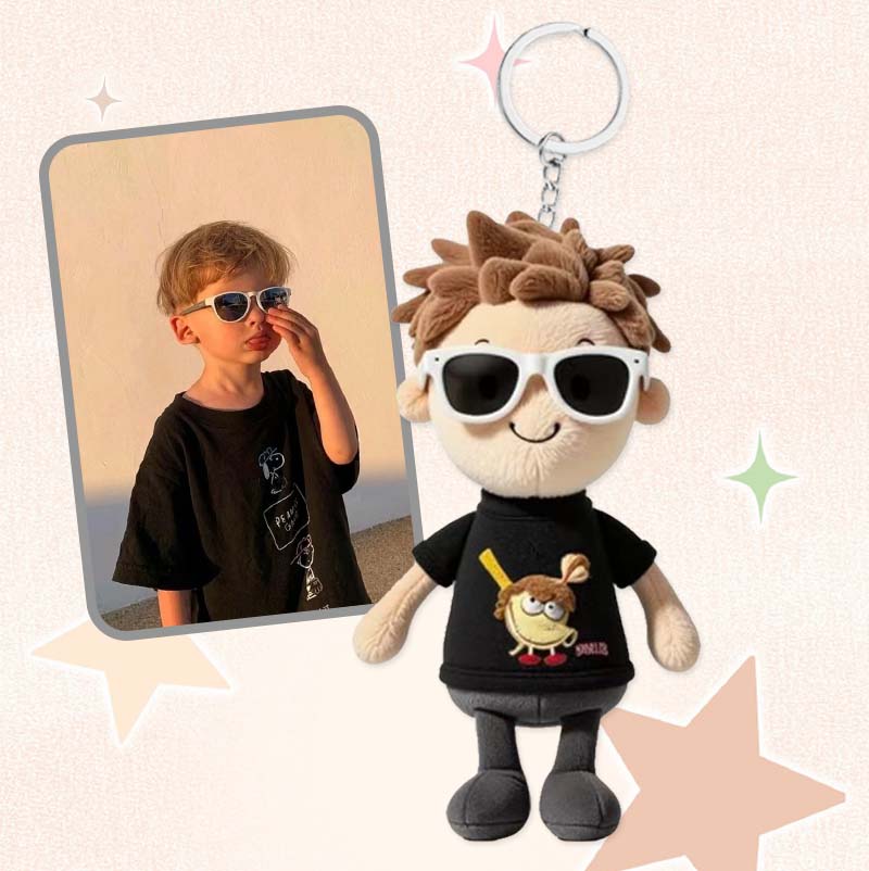 男の子のぬいぐるみの写真が入ったパーソナライズされたキーホルダー