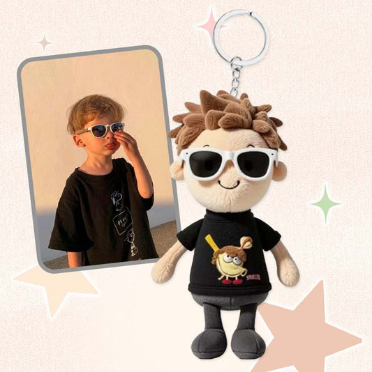男の子のぬいぐるみの写真が入ったパーソナライズされたキーホルダー
