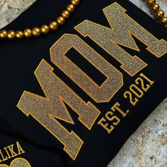 袖に子供の名前が入った刺繍アップリケ グリッター ママ スウェットシャツ