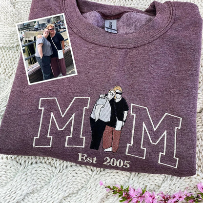 カスタムママスウェットシャツ、フォトパーカー、刺繍ママと子供の肖像画、バーシティシャツ、ママのためのパーソナライズ刺繍シャツ