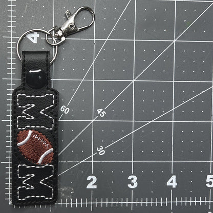 手作りのフットボールママの刺繍キーホルダー - ママへのチームスピリットアクセサリーギフト