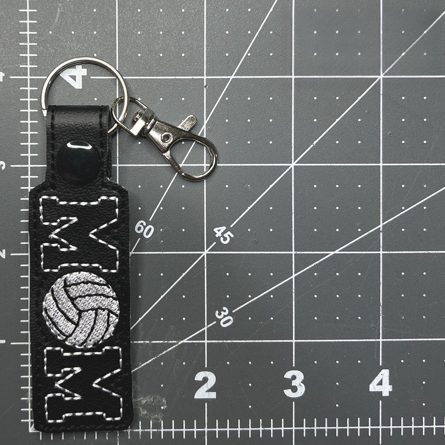 バレーボールママの刺繍キーホルダー - ママへの手作りチームスピリットバッグチャームギフト