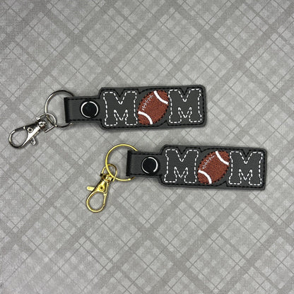 手作りのフットボールママの刺繍キーホルダー - ママへのチームスピリットアクセサリーギフト