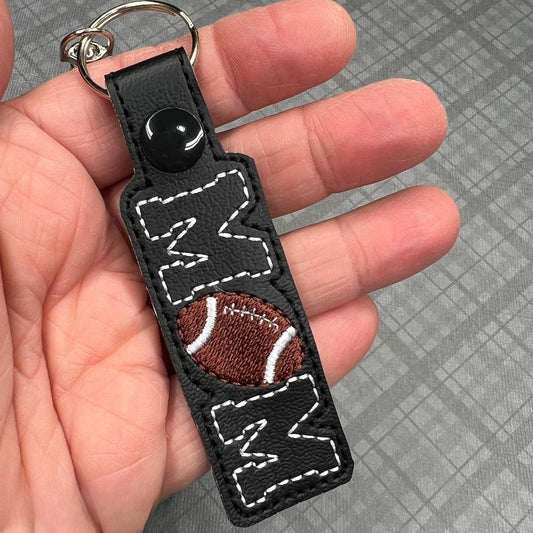 手作りのフットボールママの刺繍キーホルダー - ママへのチームスピリットアクセサリーギフト