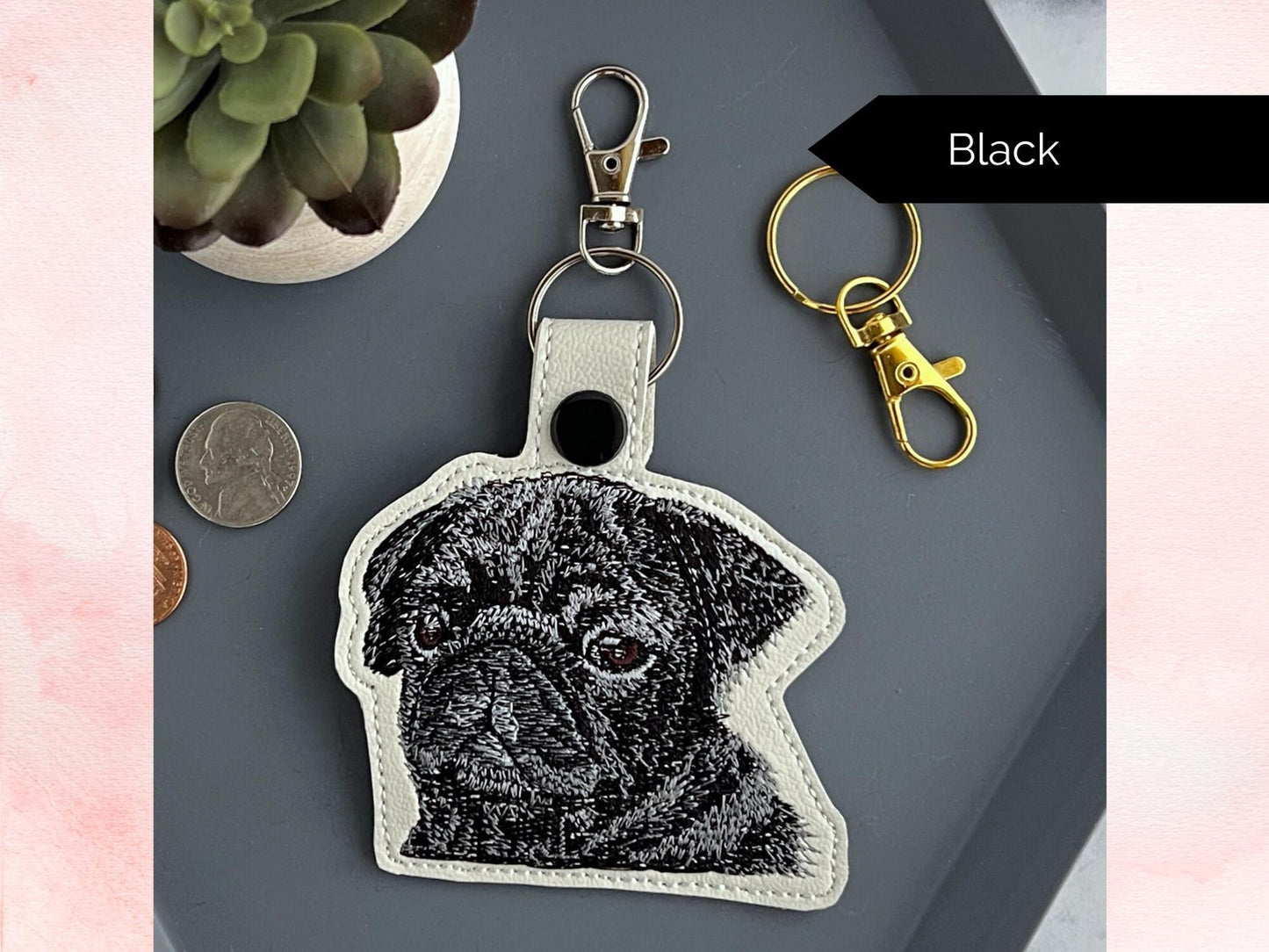 リアルなパグのキーホルダー：刺繍入りのフェイクレザーのキーホルダーまたはバッグチャーム。犬好きの方へのプレゼントに最適！