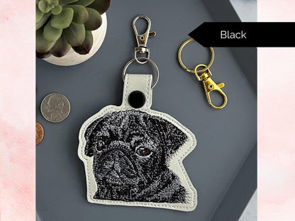 リアルなパグのキーホルダー：刺繍入りのフェイクレザーのキーホルダーまたはバッグチャーム。犬好きの方へのプレゼントに最適！