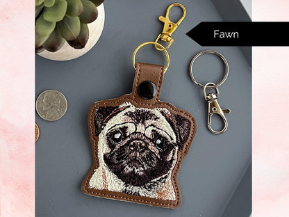 リアルなパグのキーホルダー：刺繍入りのフェイクレザーのキーホルダーまたはバッグチャーム。犬好きの方へのプレゼントに最適！
