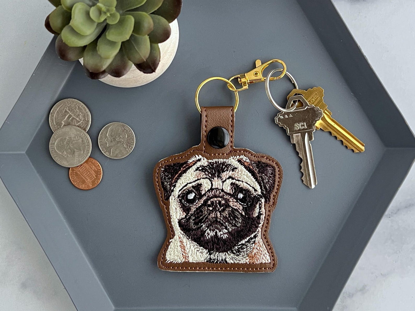 リアルなパグのキーホルダー：刺繍入りのフェイクレザーのキーホルダーまたはバッグチャーム。犬好きの方へのプレゼントに最適！