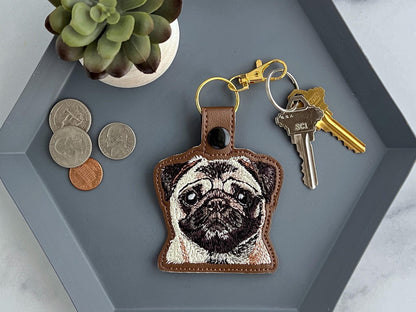 リアルなパグのキーホルダー：刺繍入りのフェイクレザーのキーホルダーまたはバッグチャーム。犬好きの方へのプレゼントに最適！