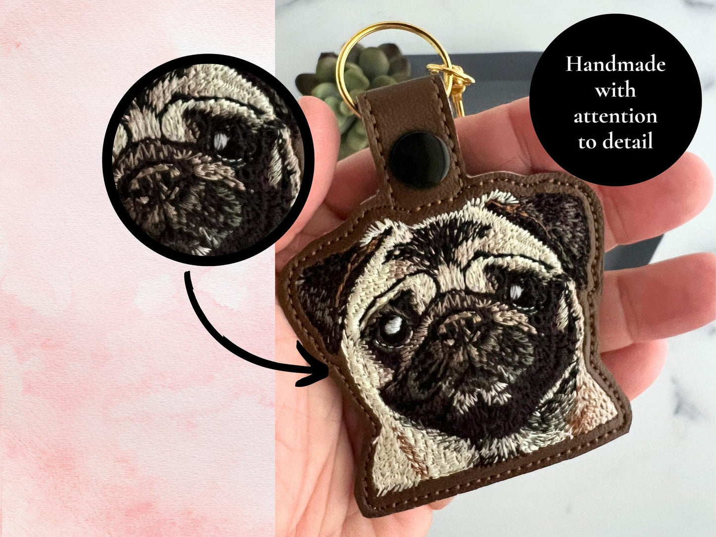 リアルなパグのキーホルダー：刺繍入りのフェイクレザーのキーホルダーまたはバッグチャーム。犬好きの方へのプレゼントに最適！