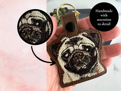 リアルなパグのキーホルダー：刺繍入りのフェイクレザーのキーホルダーまたはバッグチャーム。犬好きの方へのプレゼントに最適！