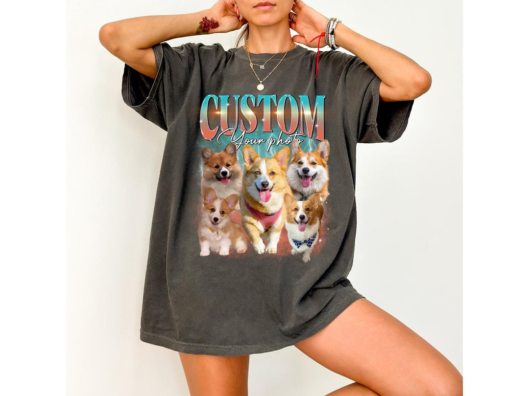 カスタムコンフォートカラーの犬用Tシャツ、レトロ犬用シャツ、パーソナライズされたペットの写真プリントシャツ、90年代のシャツ