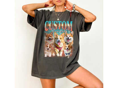 カスタムコンフォートカラーの犬用Tシャツ、レトロ犬用シャツ、パーソナライズされたペットの写真プリントシャツ、90年代のシャツ