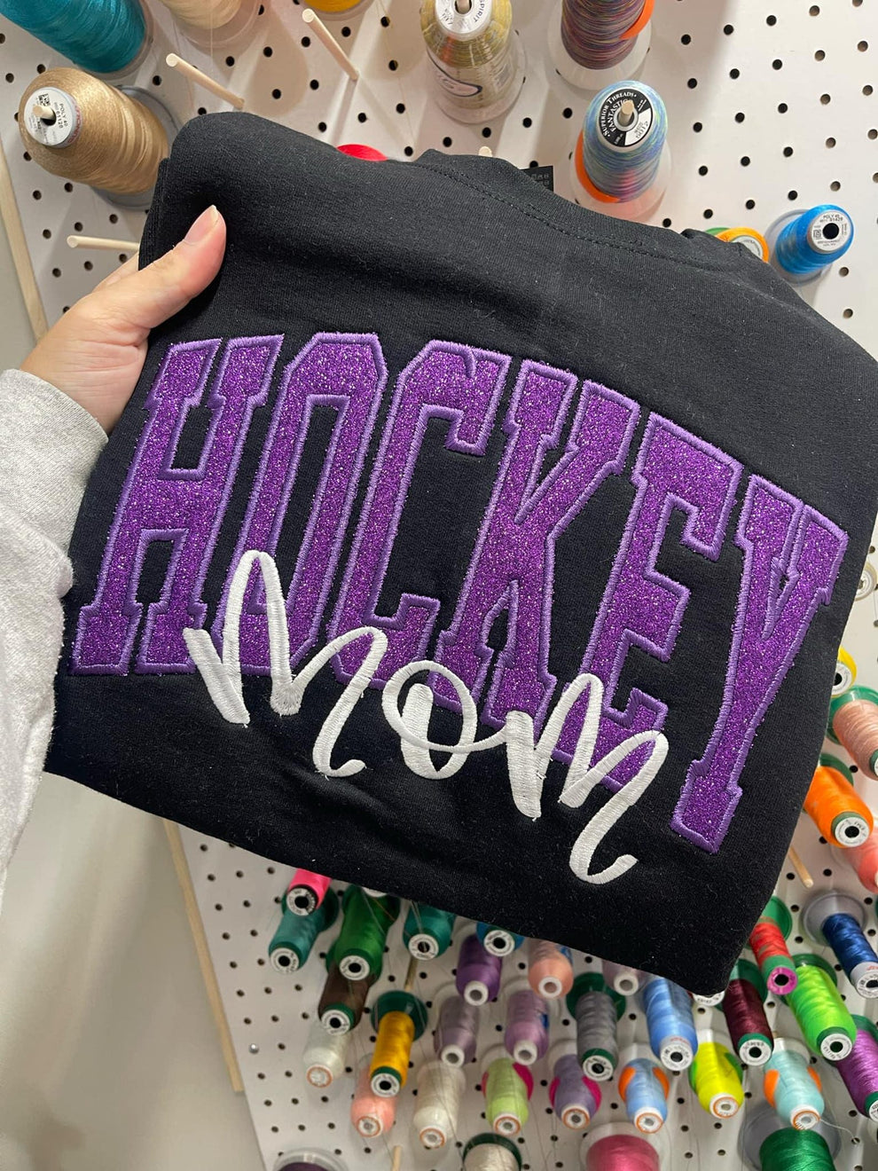 ホッケーママ グリッターアップリケ刺繍スウェットシャツ