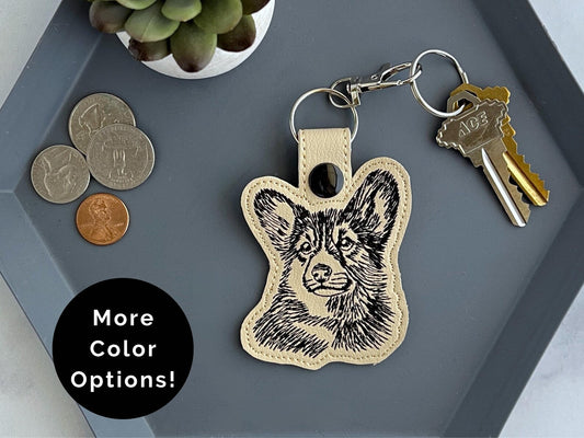 コーギースケッチポートレートキーホルダー：刺繍入り犬用キーホルダーまたはバッグチャーム、カスタムカラーオプション、ペットの飼い主へのプレゼントに最適