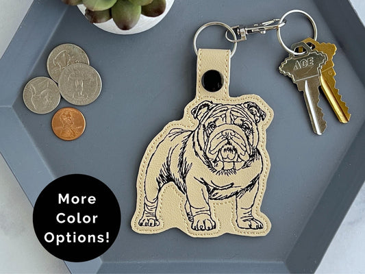 イングリッシュブルドッグのスケッチポートレートキーホルダー：刺繍入り犬用キーホルダーまたはバッグチャーム、カスタムカラーオプション、ペットの飼い主へのプレゼントに最適