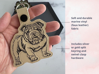 イングリッシュブルドッグのスケッチポートレートキーホルダー：刺繍入り犬用キーホルダーまたはバッグチャーム、カスタムカラーオプション、ペットの飼い主へのプレゼントに最適