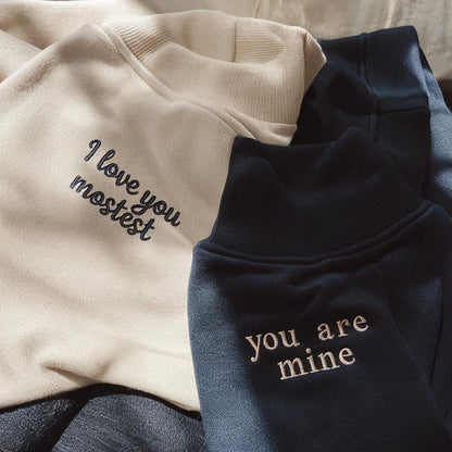 カスタム刺繍パーカーまたはスウェットシャツクルーネック、カップルギフト記念日gf/bf lgbtq誕生日結婚祝いお揃いパーカー、彼女へのギフト