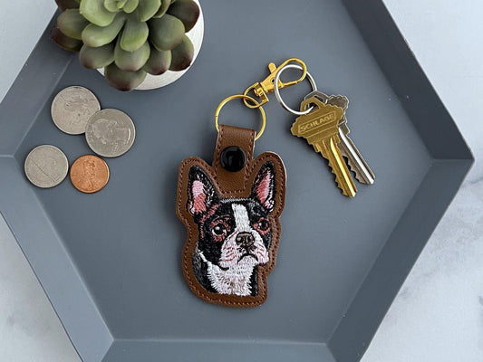 リアルなボストンテリアのキーホルダー：刺繍入りのキーホルダー、バッグや財布のチャーム - 犬好きの方へのプレゼントに最適
