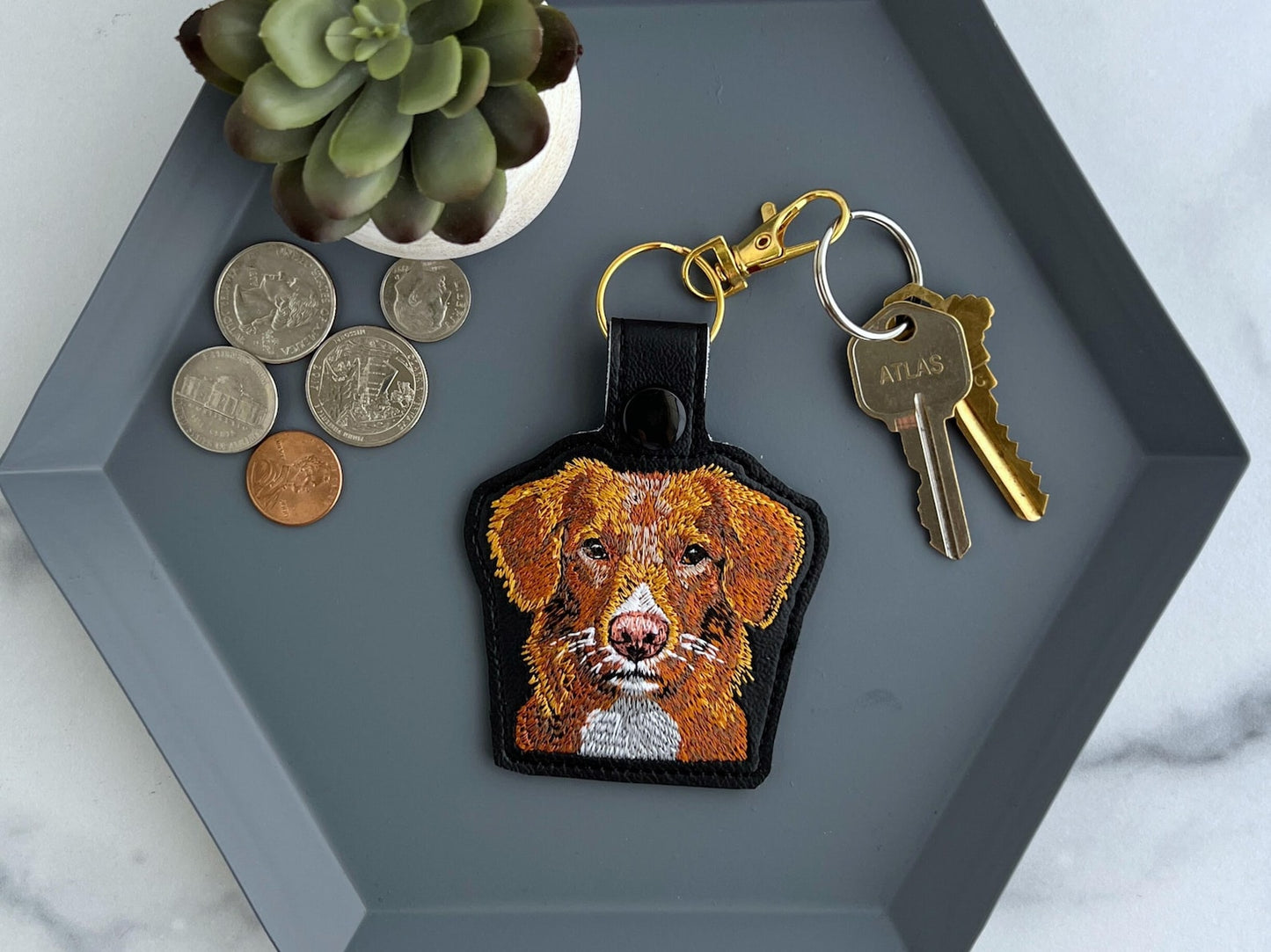 リアルなノバスコシア・ダック・トーリング・レトリーバーのキーホルダー：刺繍入りフェイクレザーのキーホルダーまたはバッグチャーム、犬好きの方へのプレゼントに最適！