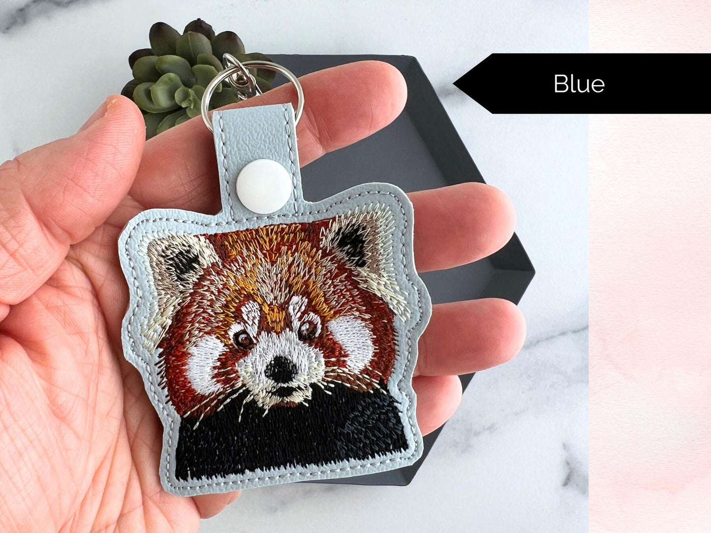 かわいいレッサーパンダの刺繍入りキーホルダー | キーホルダーまたはバッグチャーム | パンダ好きへのギフト