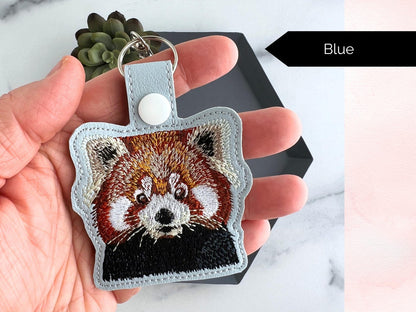 かわいいレッサーパンダの刺繍入りキーホルダー | キーホルダーまたはバッグチャーム | パンダ好きへのギフト