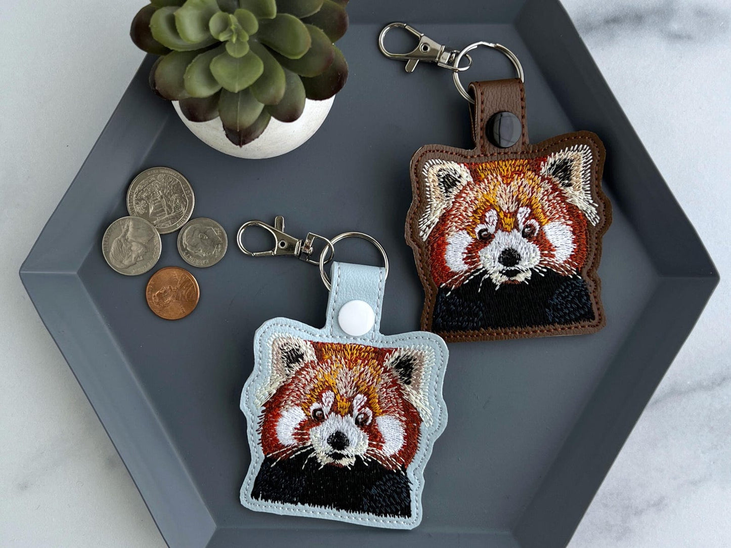 かわいいレッサーパンダの刺繍入りキーホルダー | キーホルダーまたはバッグチャーム | パンダ好きへのギフト