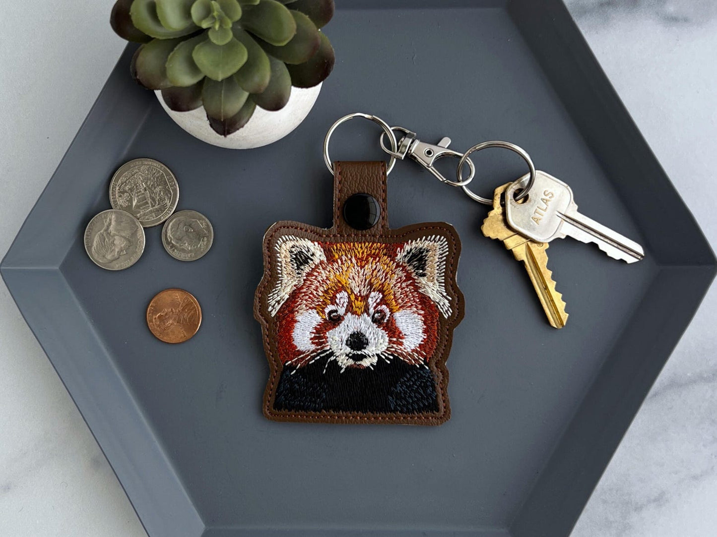 かわいいレッサーパンダの刺繍入りキーホルダー | キーホルダーまたはバッグチャーム | パンダ好きへのギフト