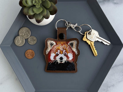かわいいレッサーパンダの刺繍入りキーホルダー | キーホルダーまたはバッグチャーム | パンダ好きへのギフト
